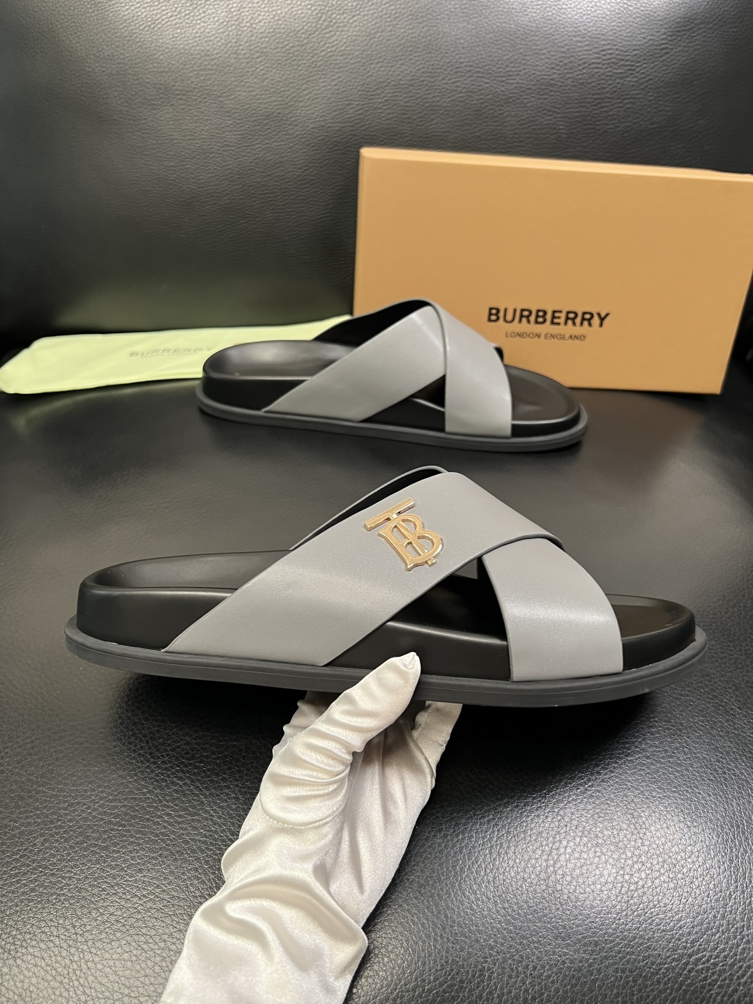 BURBERRY 顶级工艺品 巴宝莉 拖鞋专柜同步，原厂配置意大利进口牛皮面料，高品质复杂拼接工艺，进口