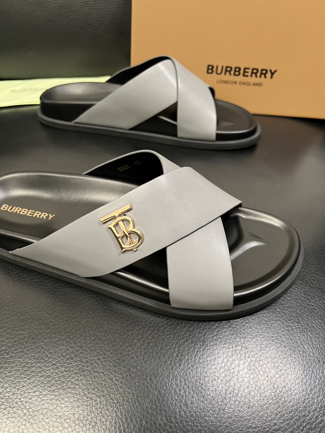 BURBERRY 顶级工艺品 巴宝莉 拖鞋专柜同步，原厂配置意大利进口牛皮面料，高品质复杂拼接工艺，进口
