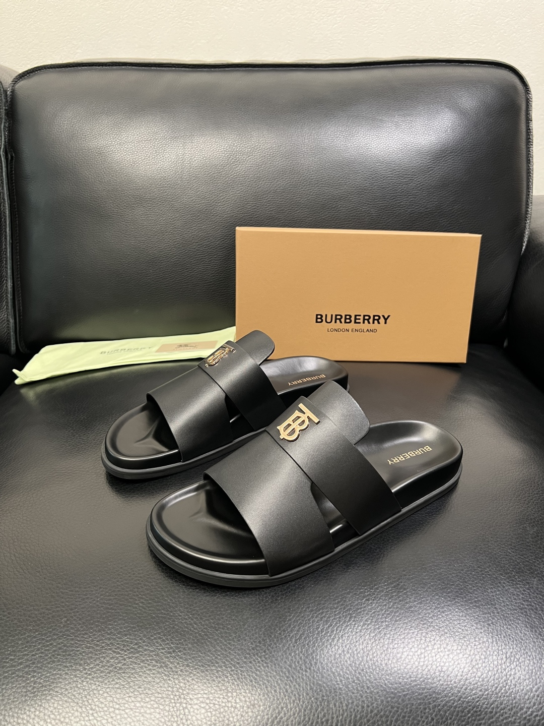 BURBERRY 顶级工艺品 巴宝莉 拖鞋专柜同步，原厂配置意大利进口牛皮面料，高品质复杂拼接工艺，进口