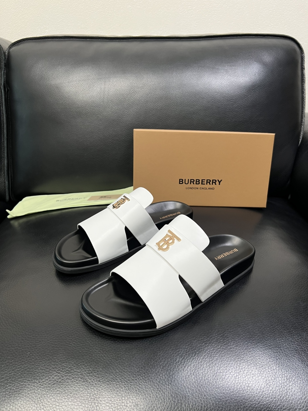 BURBERRY 顶级工艺品 巴宝莉 拖鞋专柜同步，原厂配置意大利进口牛皮面料，高品质复杂拼接工艺，进口