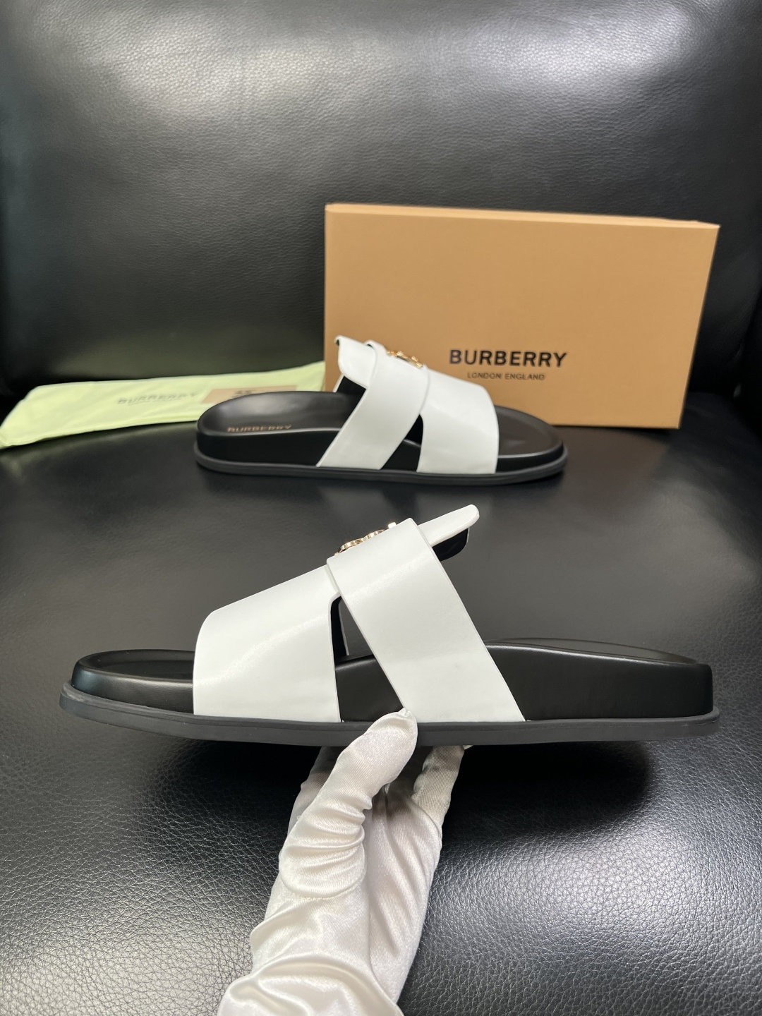 BURBERRY 顶级工艺品 巴宝莉 拖鞋专柜同步，原厂配置意大利进口牛皮面料，高品质复杂拼接工艺，进口