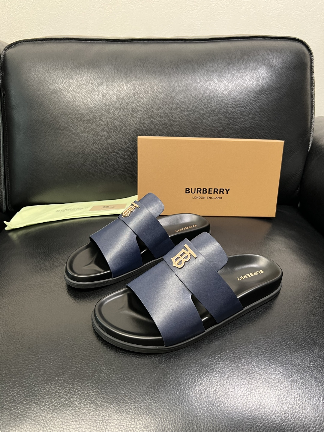 BURBERRY 顶级工艺品 巴宝莉 拖鞋专柜同步，原厂配置意大利进口牛皮面料，高品质复杂拼接工艺，进口