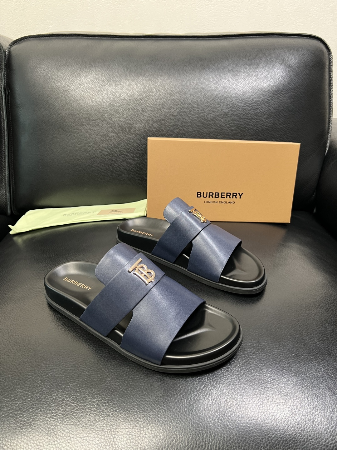 BURBERRY 顶级工艺品 巴宝莉 拖鞋专柜同步，原厂配置意大利进口牛皮面料，高品质复杂拼接工艺，进口