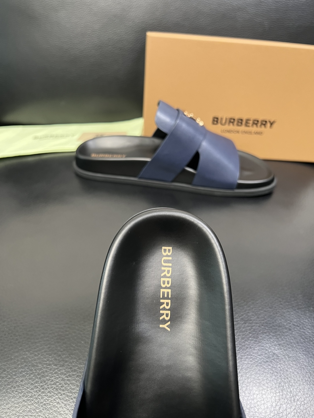 BURBERRY 顶级工艺品 巴宝莉 拖鞋专柜同步，原厂配置意大利进口牛皮面料，高品质复杂拼接工艺，进口