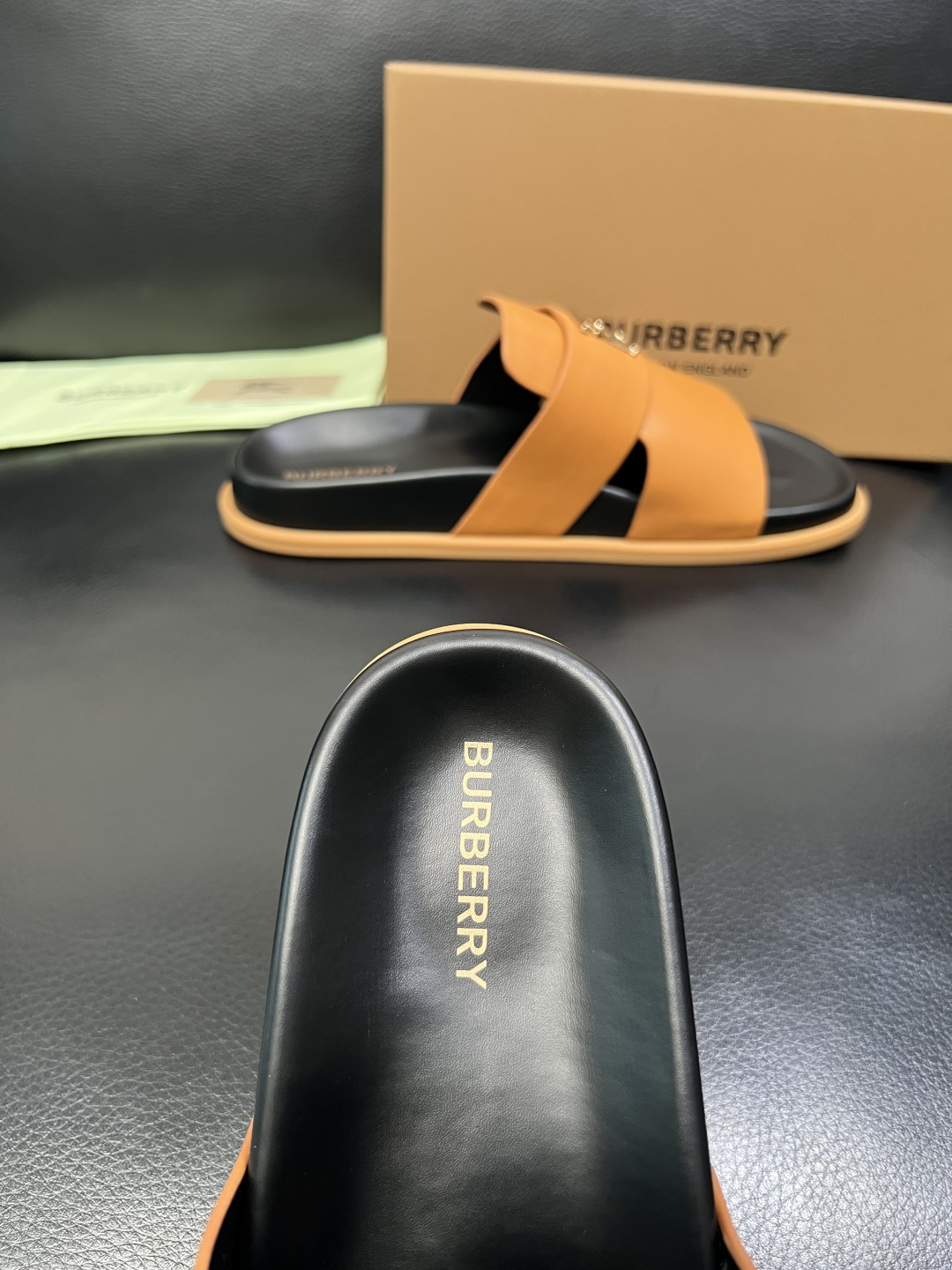 BURBERRY 顶级工艺品 巴宝莉 拖鞋专柜同步，原厂配置意大利进口牛皮面料，高品质复杂拼接工艺，进口