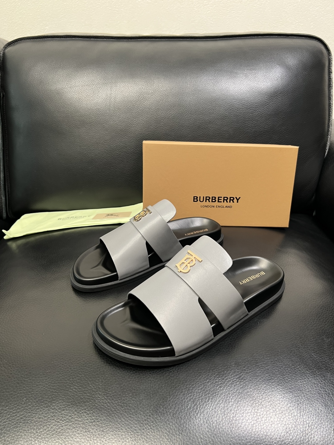 BURBERRY 顶级工艺品 巴宝莉 拖鞋专柜同步，原厂配置意大利进口牛皮面料，高品质复杂拼接工艺，进口