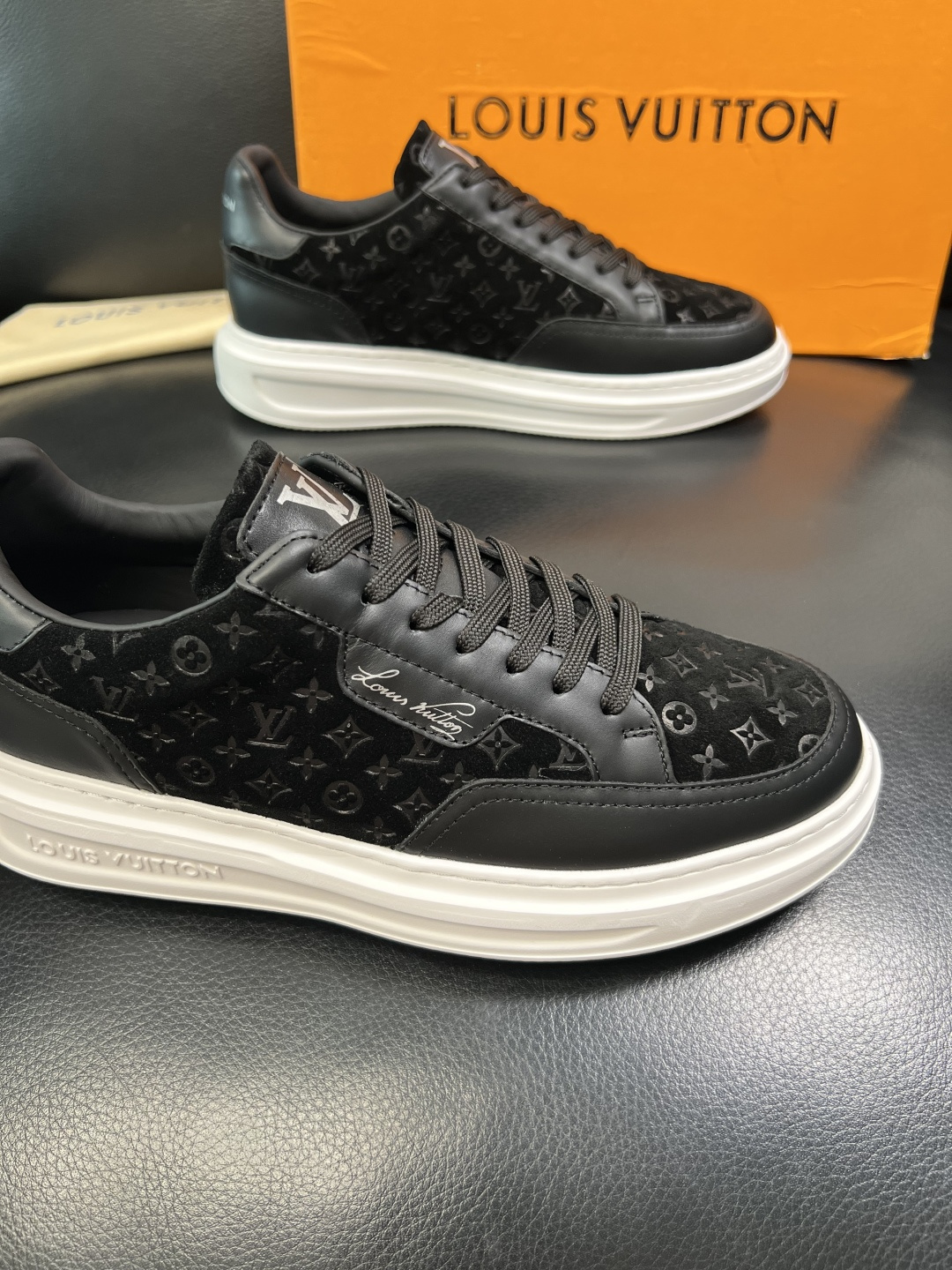 Lv 高品质 顶级工艺品 路易威登，运动板鞋专柜同步，鞋面意大利进口，高品质拼接缤纷色彩复杂工艺品，进口