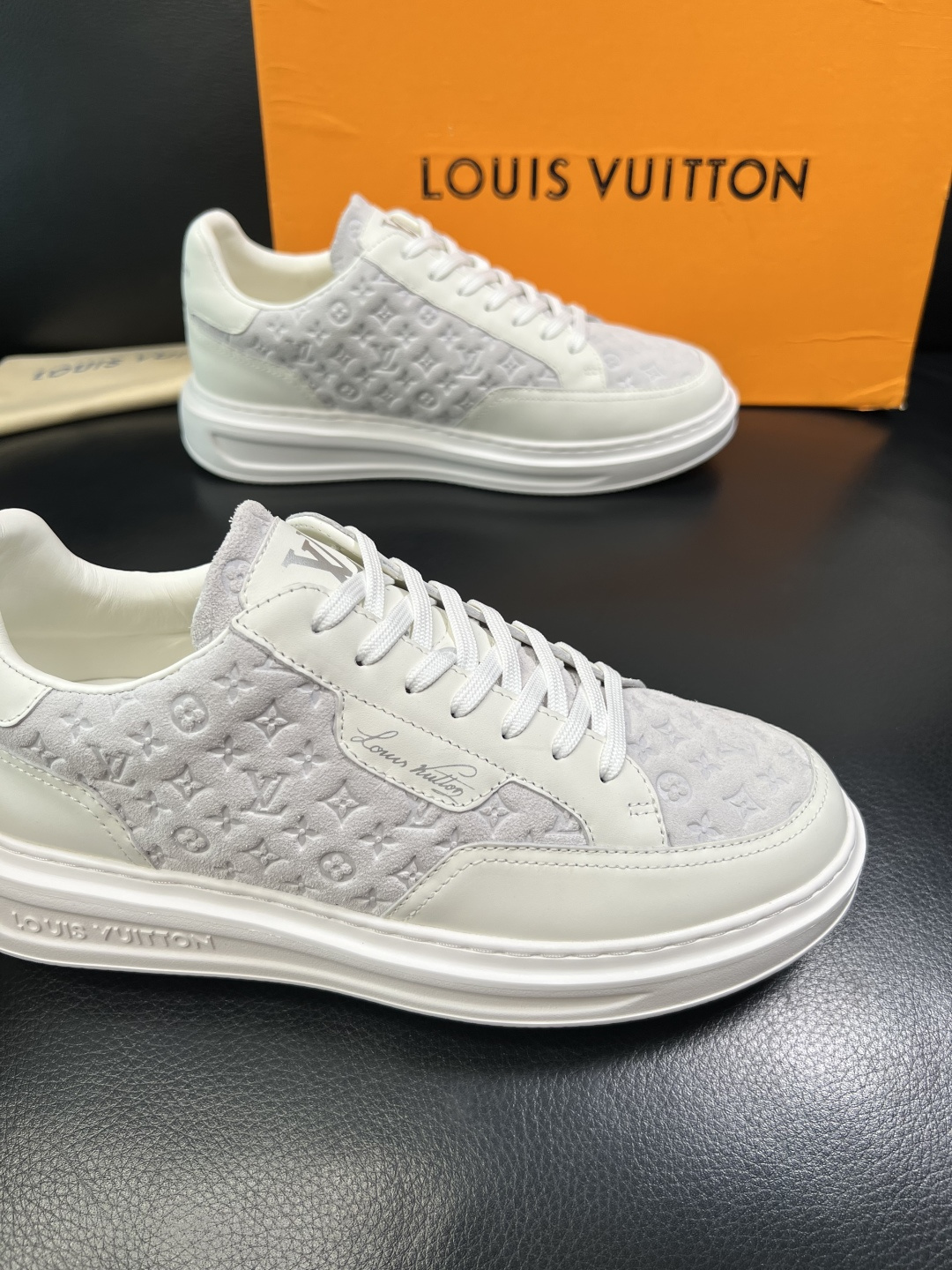 Lv 高品质 顶级工艺品 路易威登，运动板鞋专柜同步，鞋面意大利进口，高品质拼接缤纷色彩复杂工艺品，进口