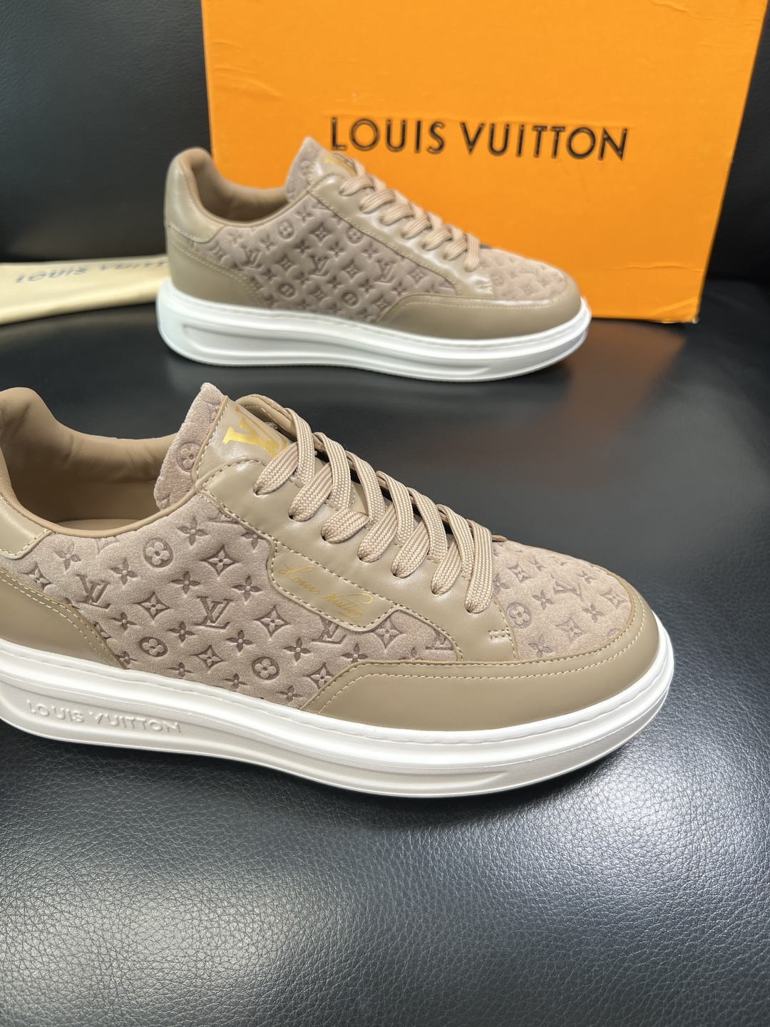 Lv 高品质 顶级工艺品 路易威登，运动板鞋专柜同步，鞋面意大利进口，高品质拼接缤纷色彩复杂工艺品，进口