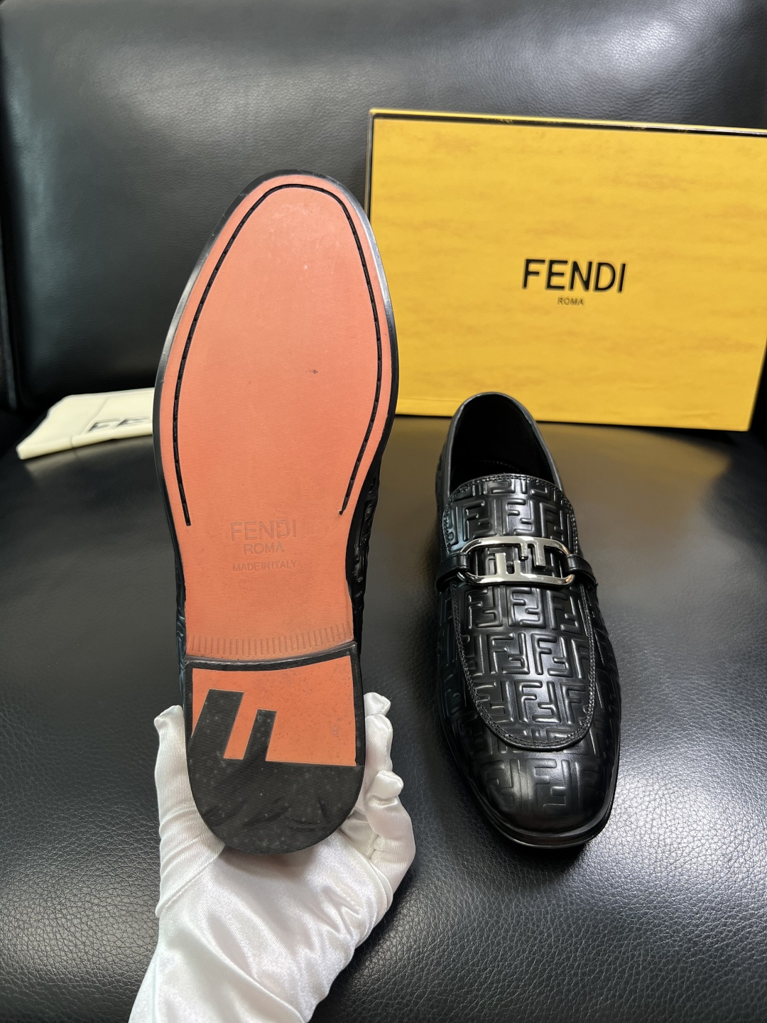 FENDI 高品质 顶级工艺品，芬迪 皮鞋专柜同步，原厂配置意大利进口牛皮飞织面料，进口牛皮内里垫，透气