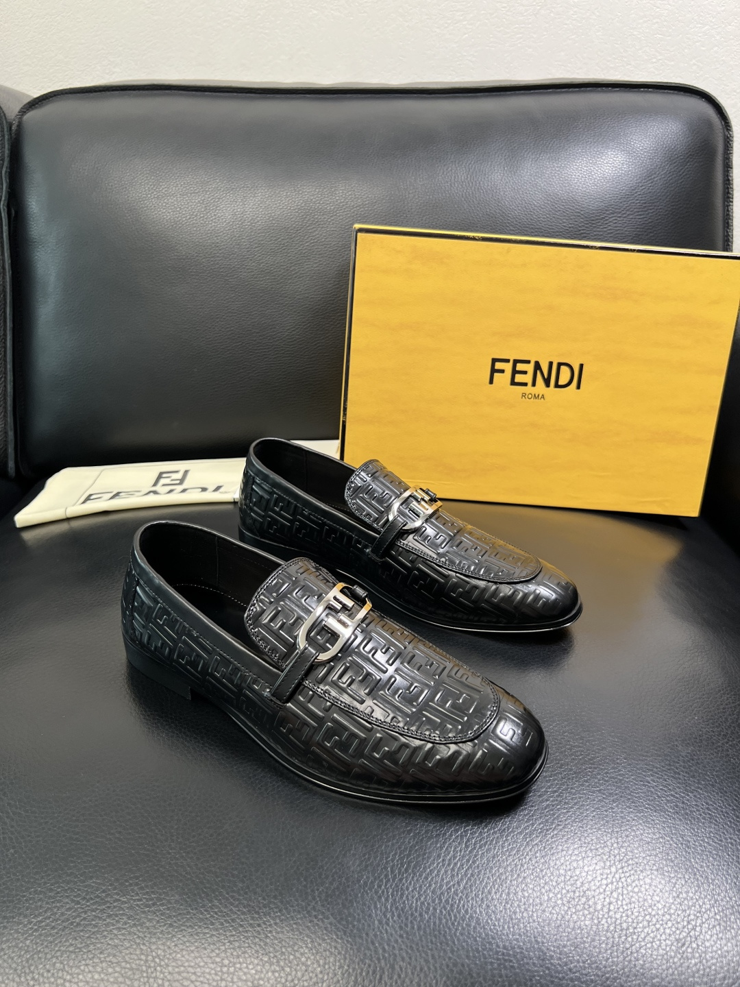 FENDI 高品质 顶级工艺品，芬迪 皮鞋专柜同步，原厂配置意大利进口牛皮飞织面料，进口牛皮内里垫，透气