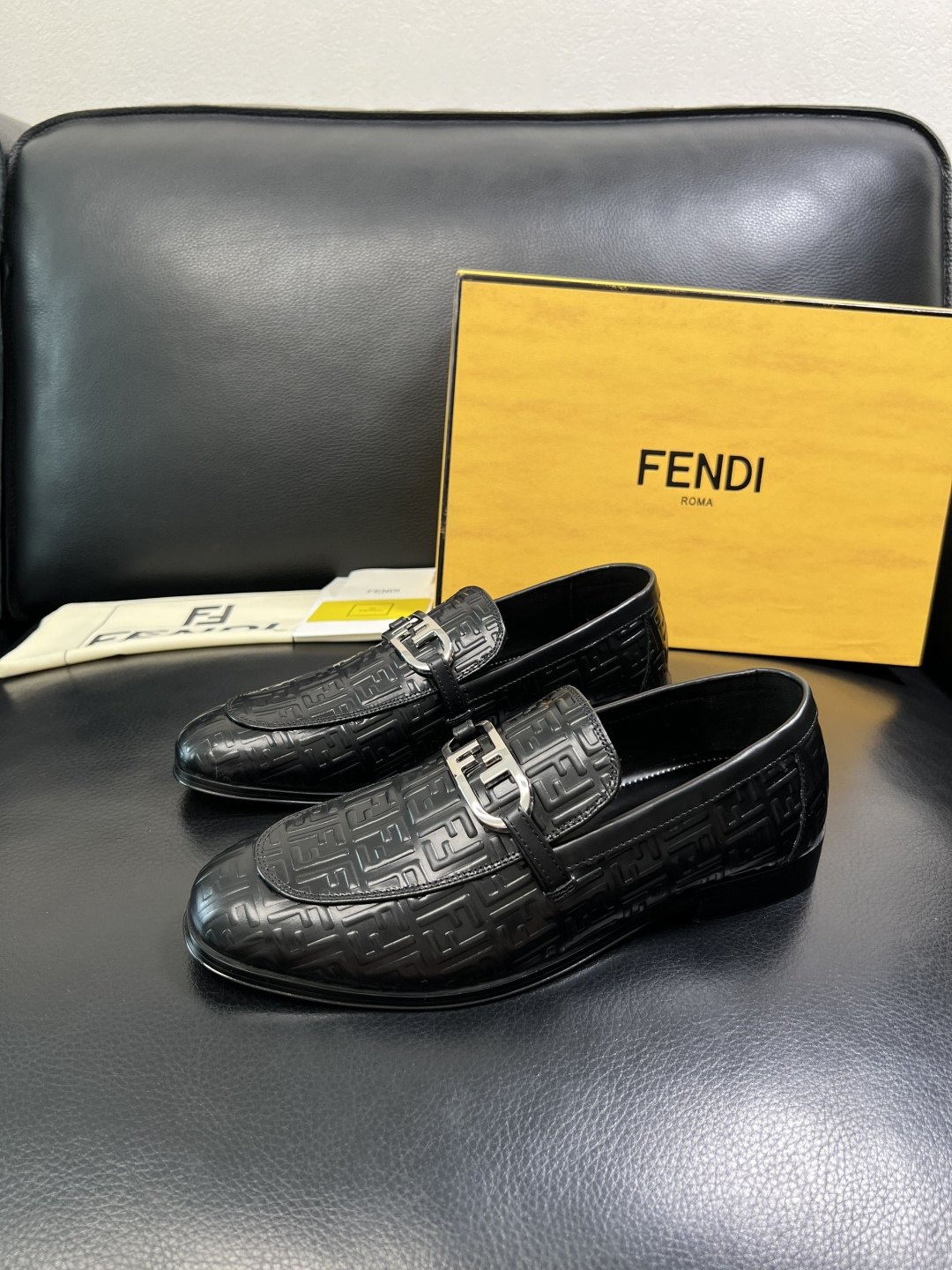 FENDI 高品质 顶级工艺品，芬迪 皮鞋专柜同步，原厂配置意大利进口牛皮飞织面料，进口牛皮内里垫，透气