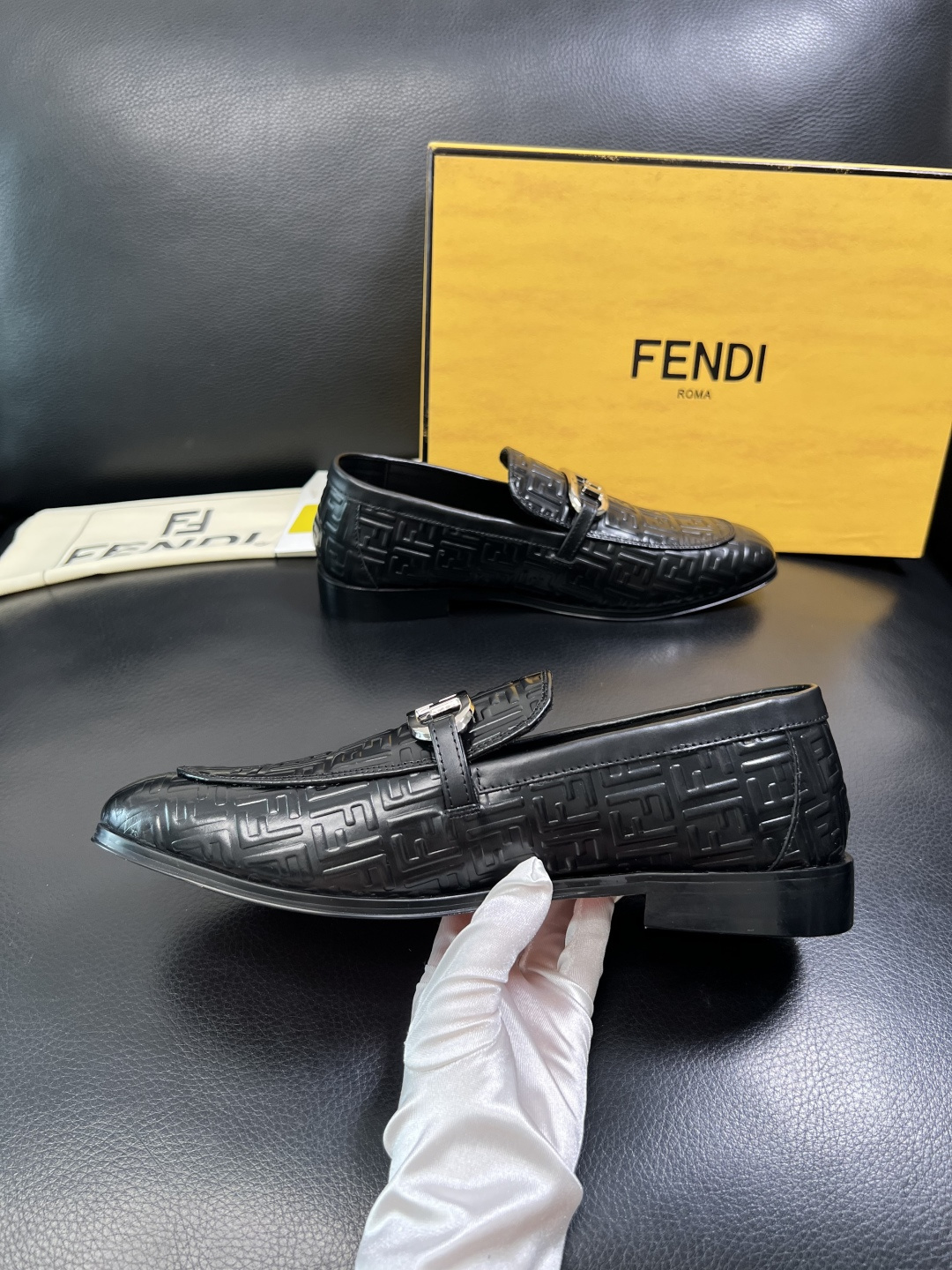 FENDI 高品质 顶级工艺品，芬迪 皮鞋专柜同步，原厂配置意大利进口牛皮飞织面料，进口牛皮内里垫，透气