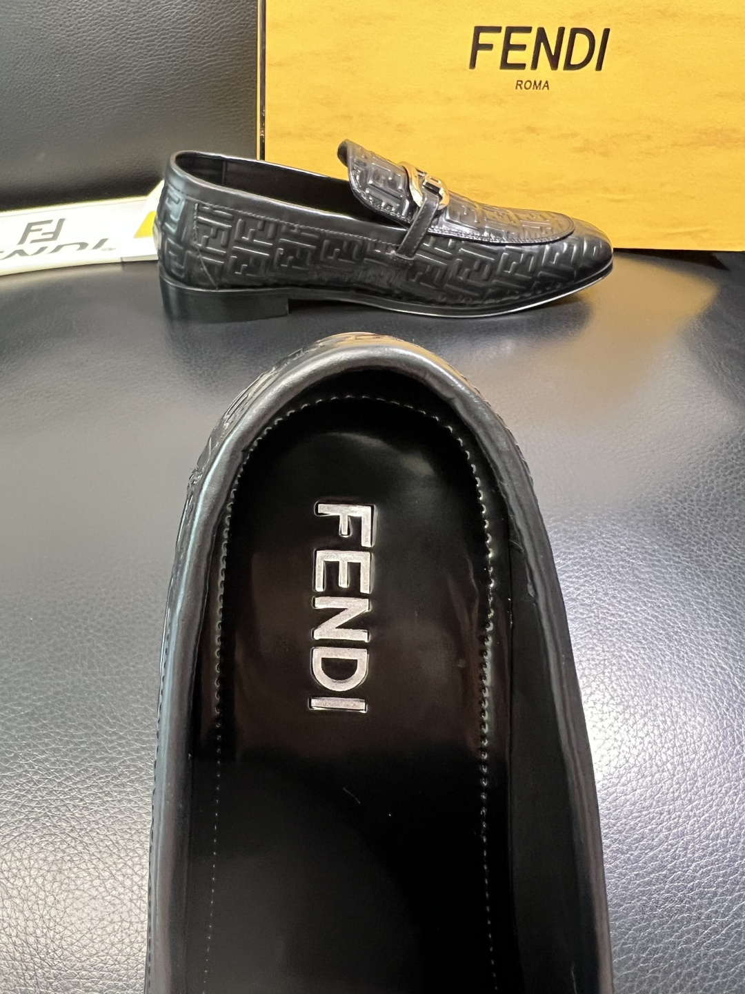 FENDI 高品质 顶级工艺品，芬迪 皮鞋专柜同步，原厂配置意大利进口牛皮飞织面料，进口牛皮内里垫，透气