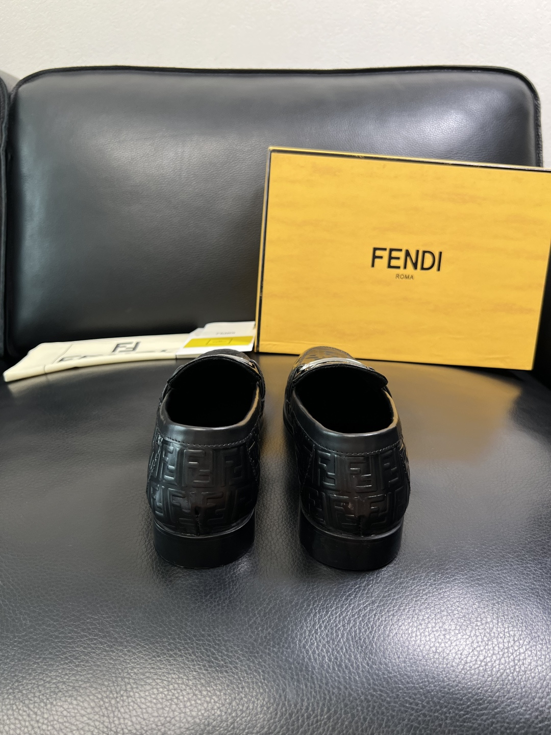 FENDI 高品质 顶级工艺品，芬迪 皮鞋专柜同步，原厂配置意大利进口牛皮飞织面料，进口牛皮内里垫，透气