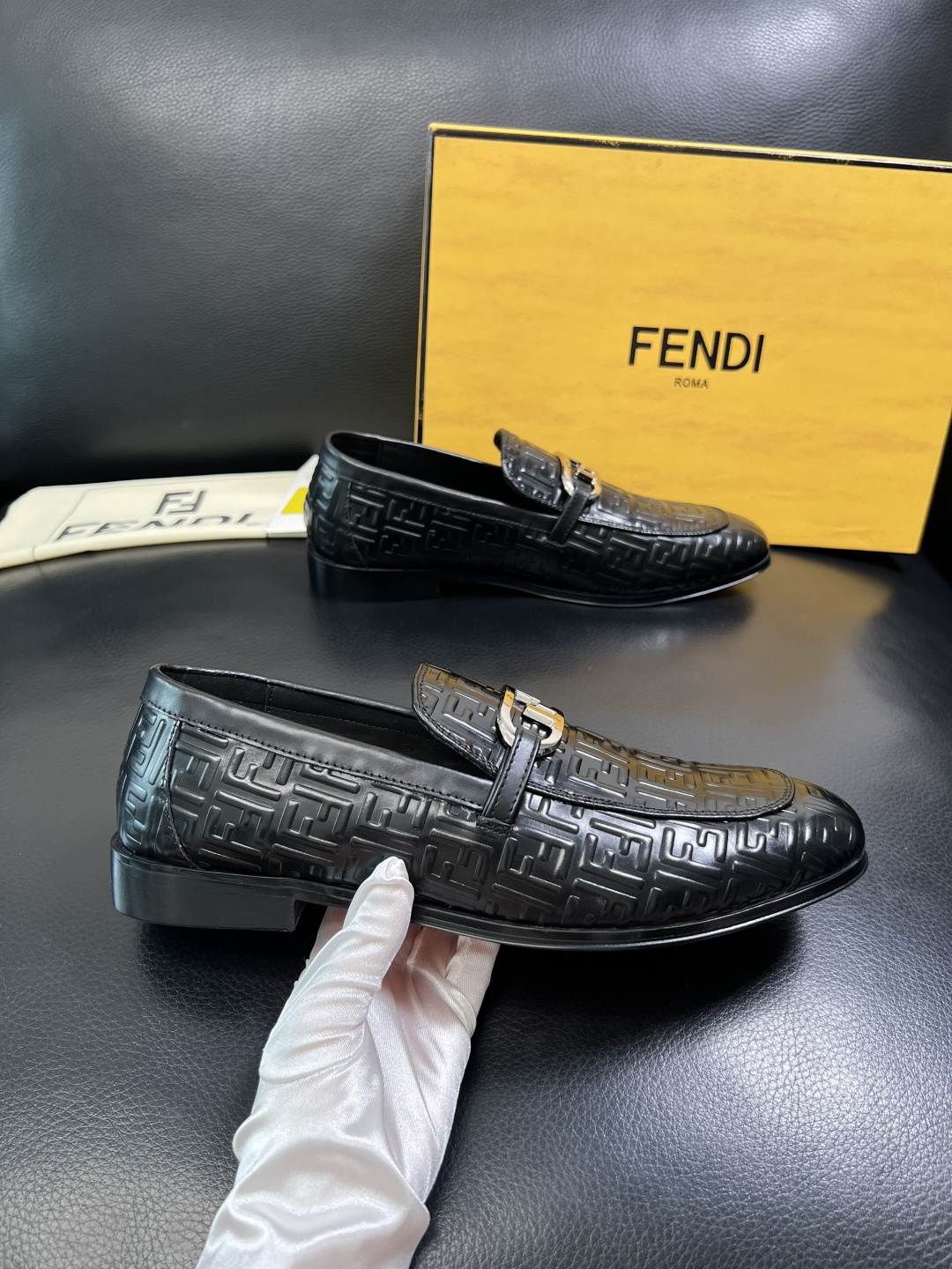 FENDI 高品质 顶级工艺品，芬迪 皮鞋专柜同步，原厂配置意大利进口牛皮飞织面料，进口牛皮内里垫，透气