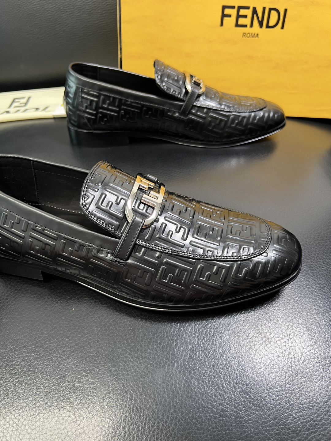 FENDI 高品质 顶级工艺品，芬迪 皮鞋专柜同步，原厂配置意大利进口牛皮飞织面料，进口牛皮内里垫，透气