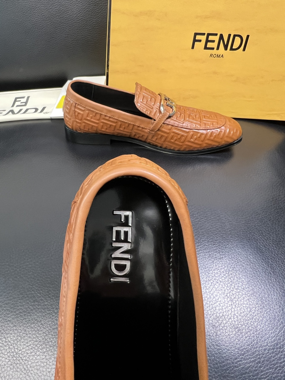 FENDI 高品质 顶级工艺品，芬迪 皮鞋专柜同步，原厂配置意大利进口牛皮飞织面料，进口牛皮内里垫，透气