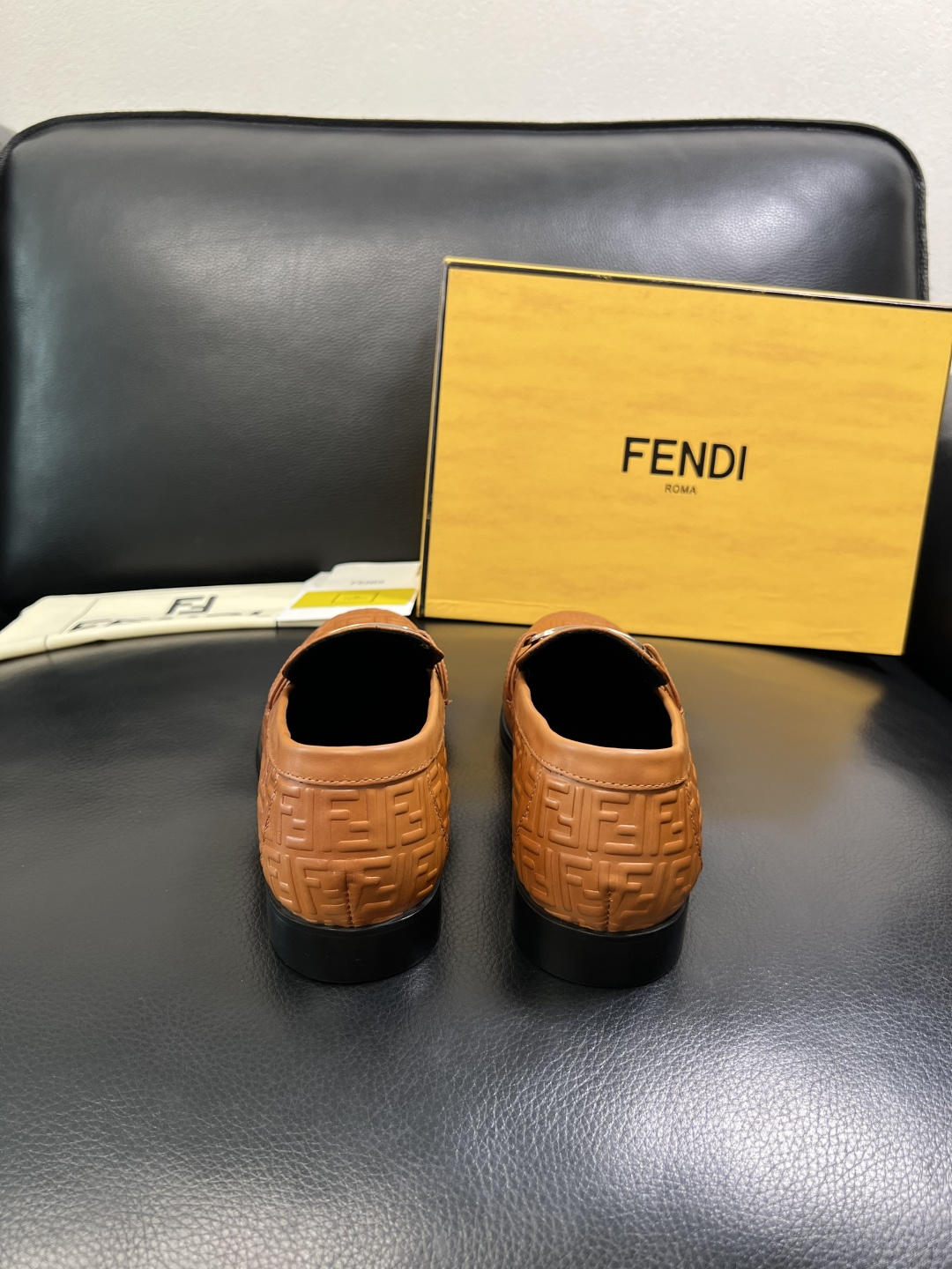 FENDI 高品质 顶级工艺品，芬迪 皮鞋专柜同步，原厂配置意大利进口牛皮飞织面料，进口牛皮内里垫，透气