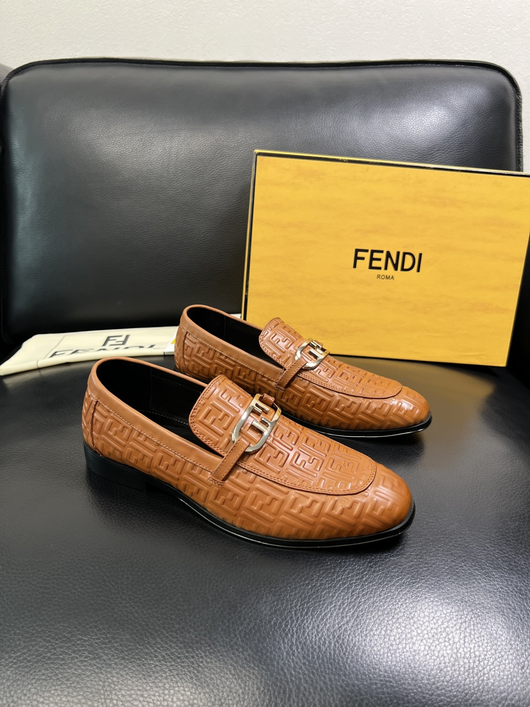 FENDI 高品质 顶级工艺品，芬迪 皮鞋专柜同步，原厂配置意大利进口牛皮飞织面料，进口牛皮内里垫，透气