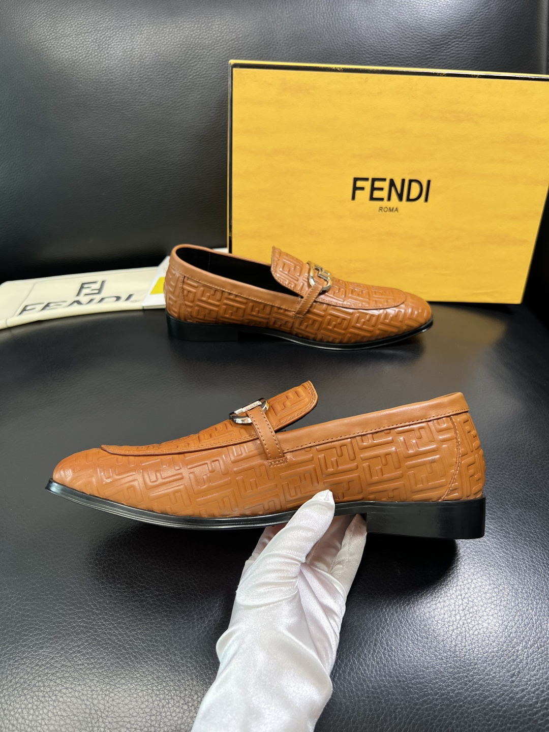FENDI 高品质 顶级工艺品，芬迪 皮鞋专柜同步，原厂配置意大利进口牛皮飞织面料，进口牛皮内里垫，透气