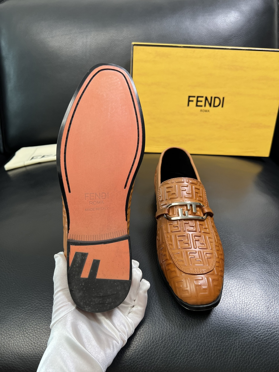 FENDI 高品质 顶级工艺品，芬迪 皮鞋专柜同步，原厂配置意大利进口牛皮飞织面料，进口牛皮内里垫，透气