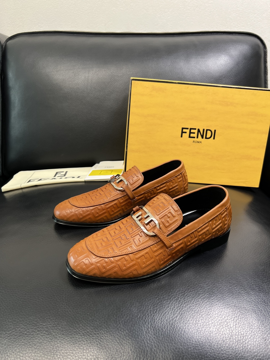 FENDI 高品质 顶级工艺品，芬迪 皮鞋专柜同步，原厂配置意大利进口牛皮飞织面料，进口牛皮内里垫，透气