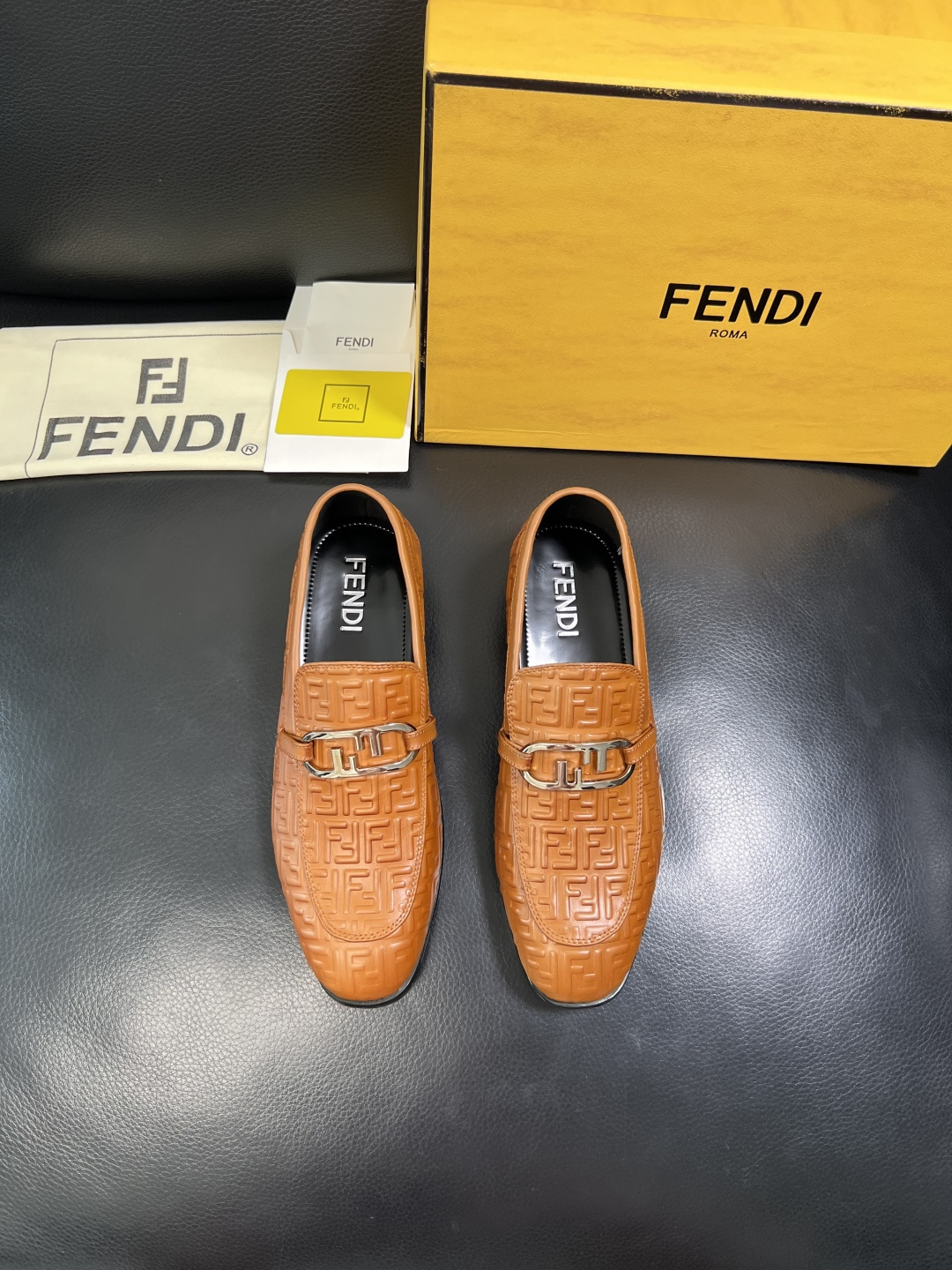 FENDI 高品质 顶级工艺品，芬迪 皮鞋专柜同步，原厂配置意大利进口牛皮飞织面料，进口牛皮内里垫，透气