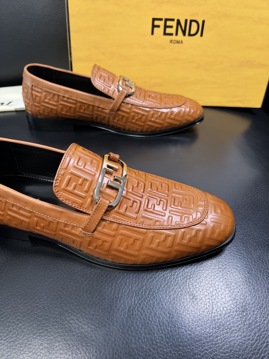 FENDI 高品质 顶级工艺品，芬迪 皮鞋专柜同步，原厂配置意大利进口牛皮飞织面料，进口牛皮内里垫，透气