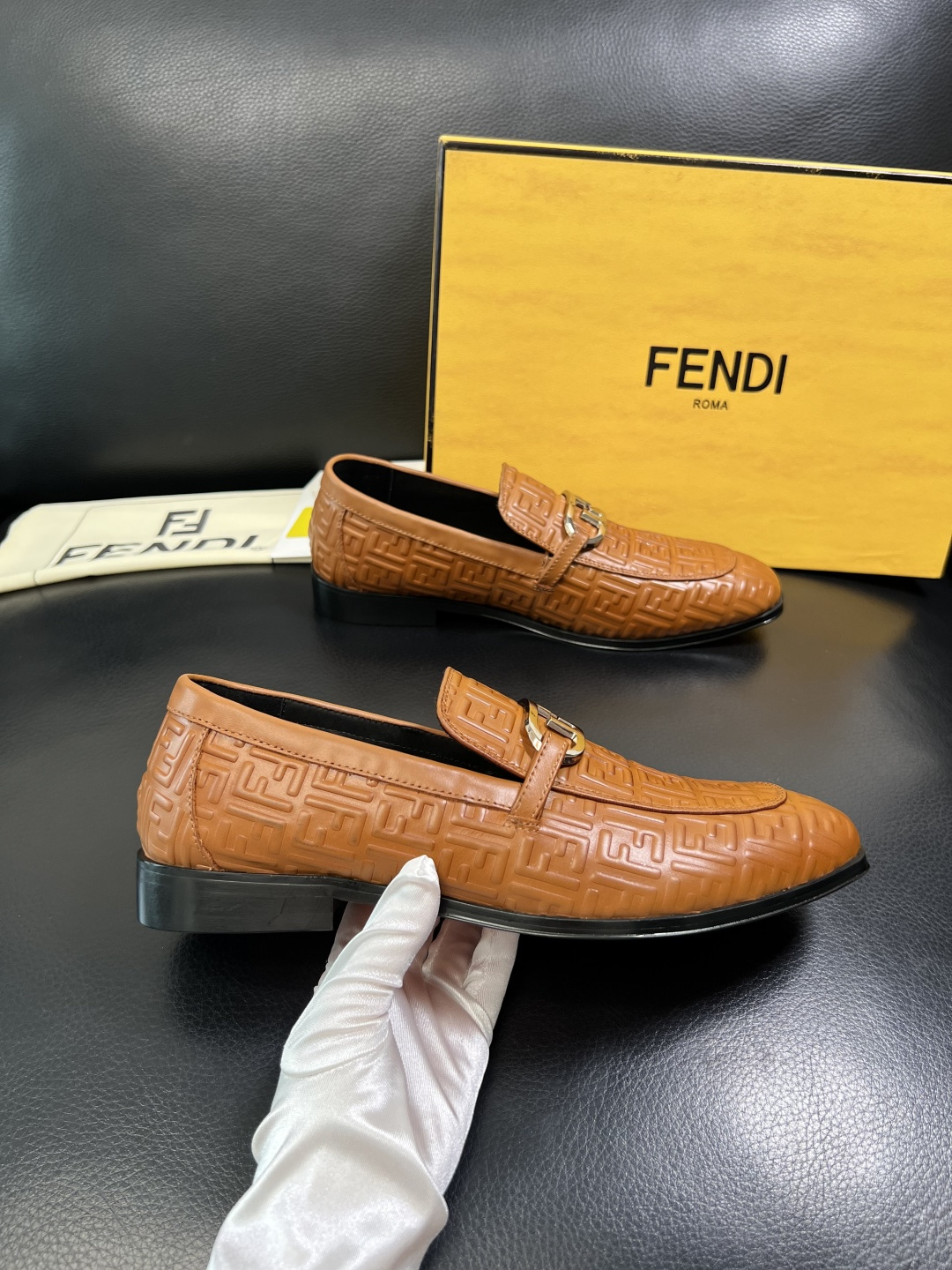FENDI 高品质 顶级工艺品，芬迪 皮鞋专柜同步，原厂配置意大利进口牛皮飞织面料，进口牛皮内里垫，透气