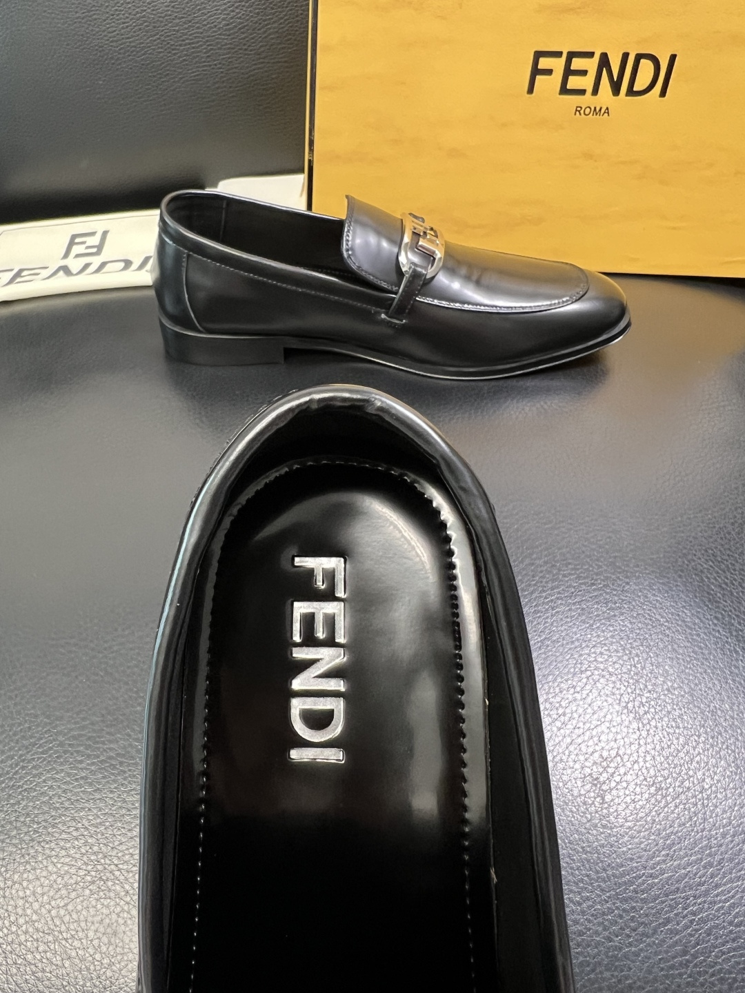 FENDI 高品质 顶级工艺品，芬迪 皮鞋专柜同步，原厂配置意大利进口牛皮飞织面料，进口牛皮内里垫，透气