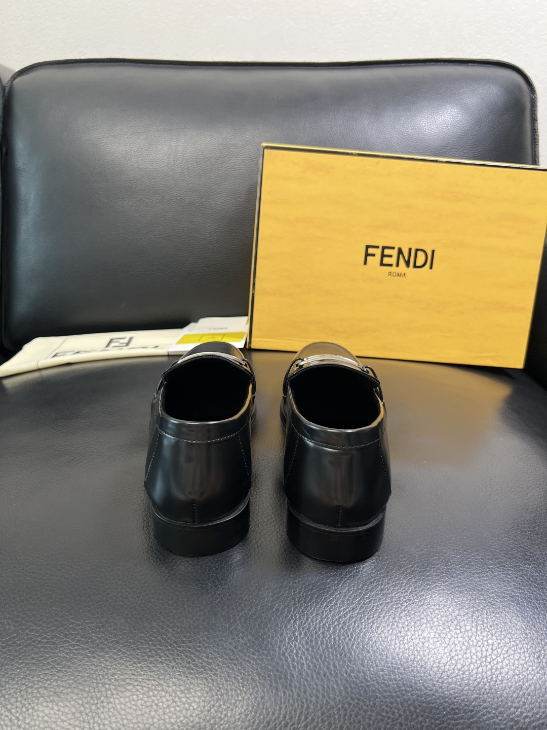 FENDI 高品质 顶级工艺品，芬迪 皮鞋专柜同步，原厂配置意大利进口牛皮飞织面料，进口牛皮内里垫，透气