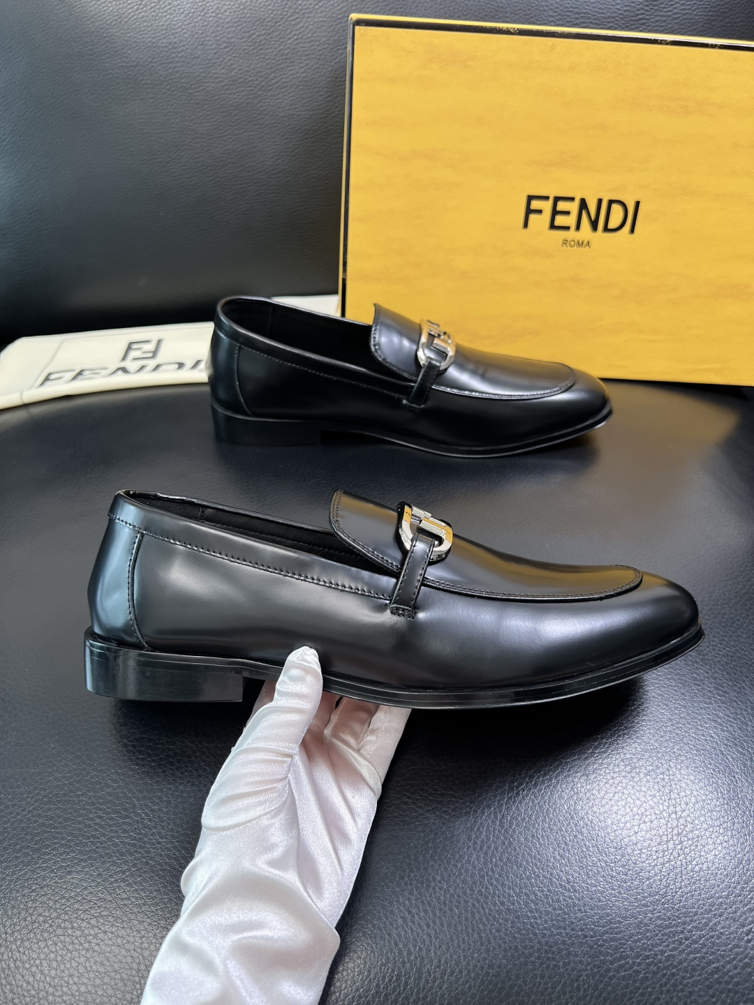 FENDI 高品质 顶级工艺品，芬迪 皮鞋专柜同步，原厂配置意大利进口牛皮飞织面料，进口牛皮内里垫，透气