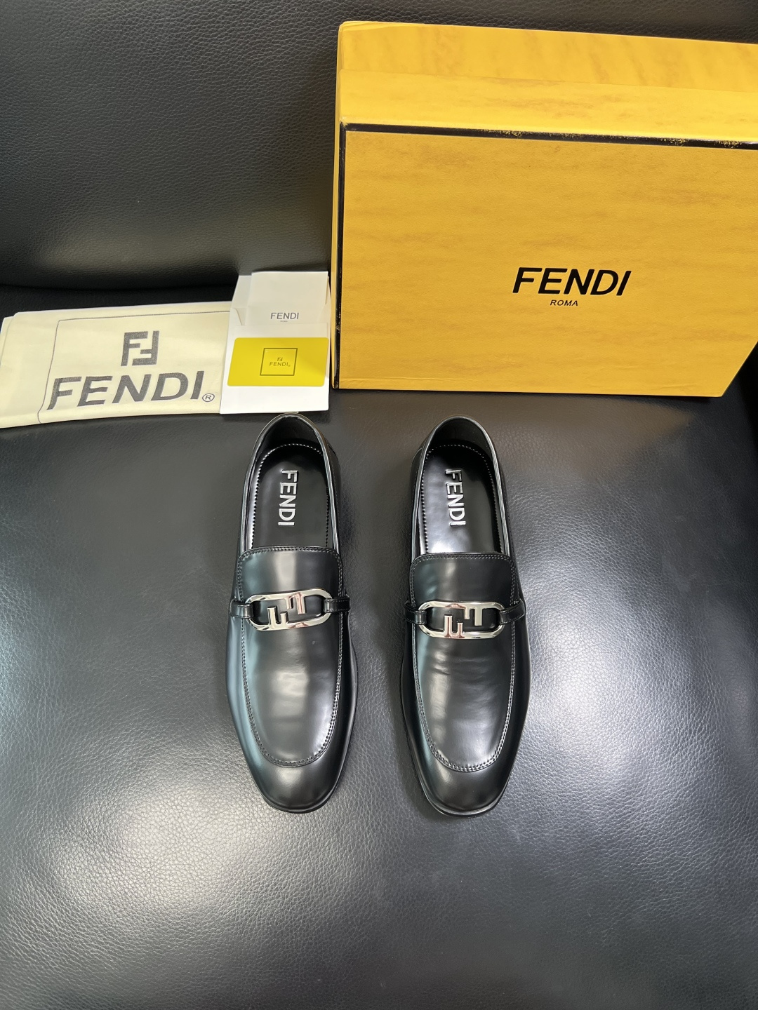 FENDI 高品质 顶级工艺品，芬迪 皮鞋专柜同步，原厂配置意大利进口牛皮飞织面料，进口牛皮内里垫，透气
