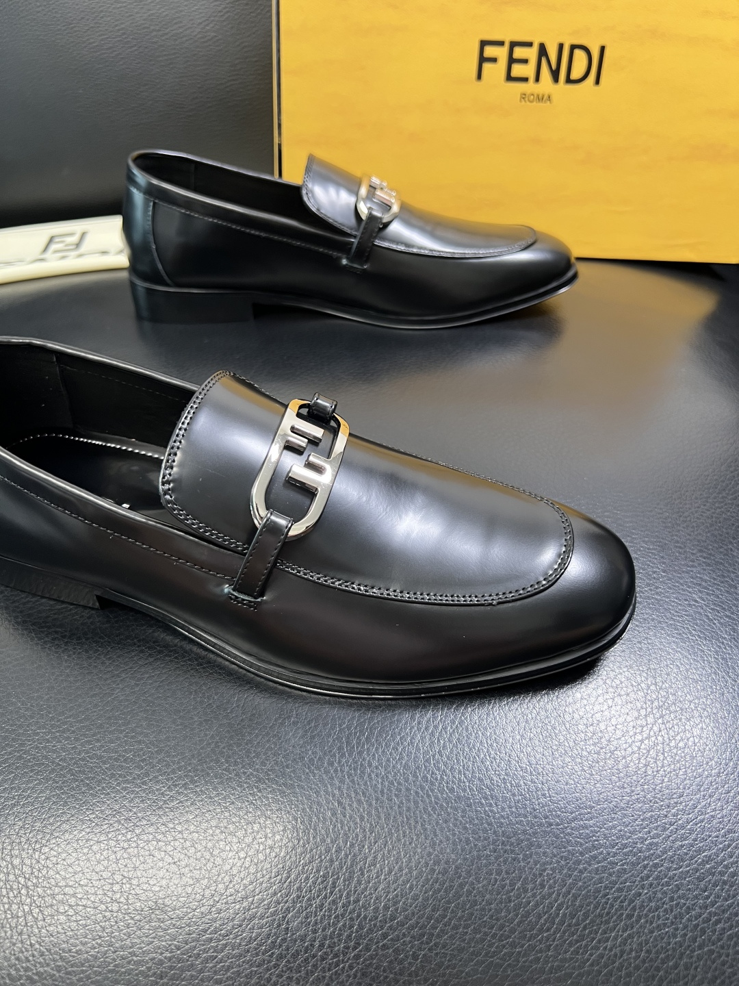 FENDI 高品质 顶级工艺品，芬迪 皮鞋专柜同步，原厂配置意大利进口牛皮飞织面料，进口牛皮内里垫，透气