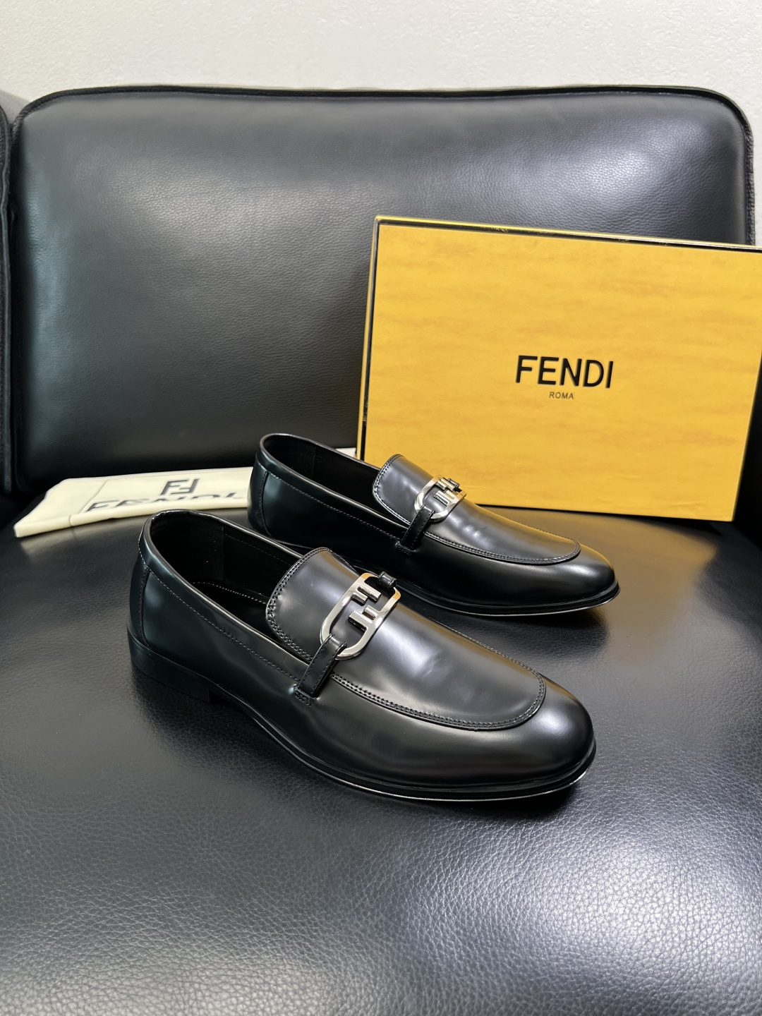 FENDI 高品质 顶级工艺品，芬迪 皮鞋专柜同步，原厂配置意大利进口牛皮飞织面料，进口牛皮内里垫，透气