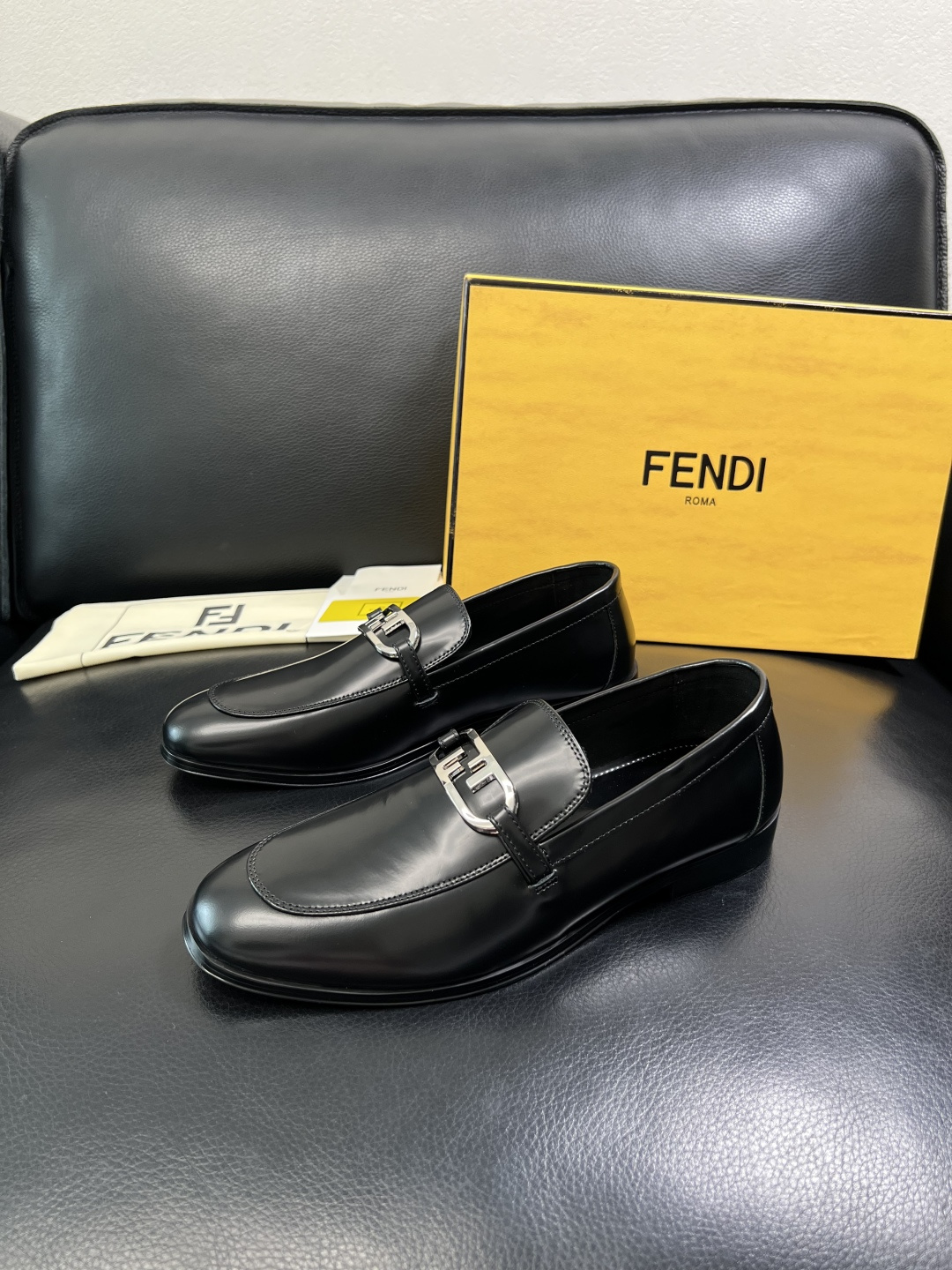 FENDI 高品质 顶级工艺品，芬迪 皮鞋专柜同步，原厂配置意大利进口牛皮飞织面料，进口牛皮内里垫，透气