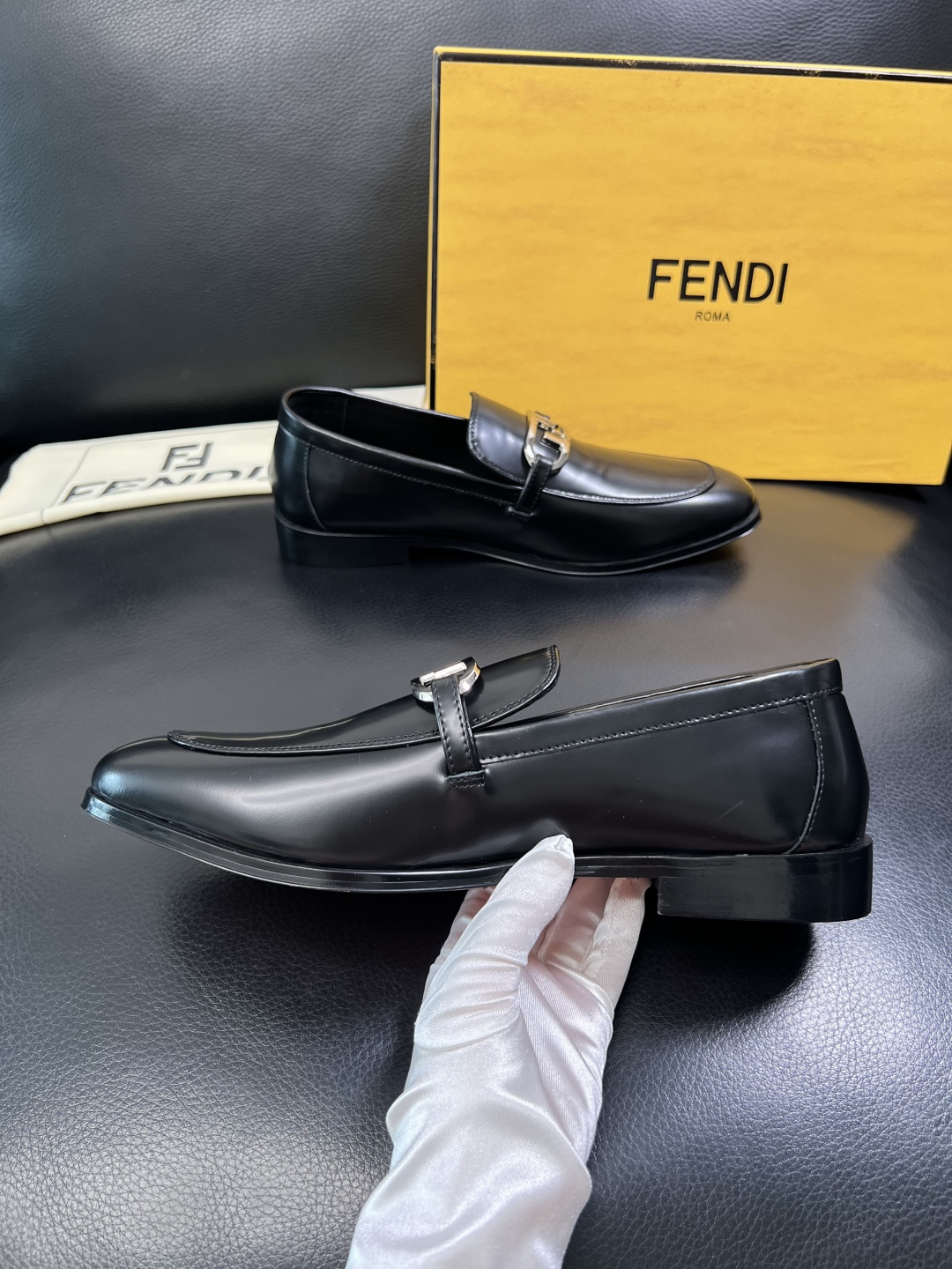 FENDI 高品质 顶级工艺品，芬迪 皮鞋专柜同步，原厂配置意大利进口牛皮飞织面料，进口牛皮内里垫，透气