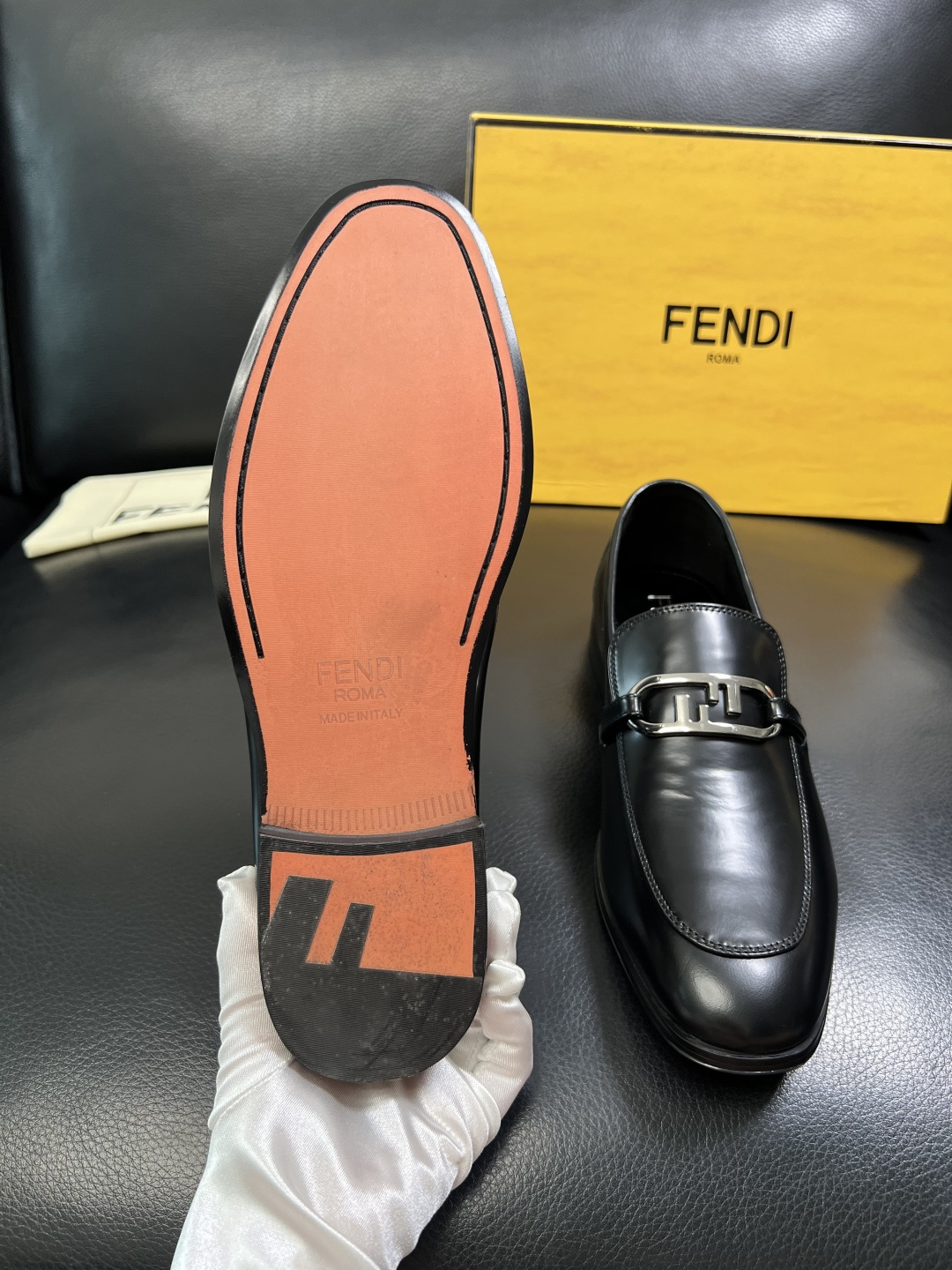 FENDI 高品质 顶级工艺品，芬迪 皮鞋专柜同步，原厂配置意大利进口牛皮飞织面料，进口牛皮内里垫，透气