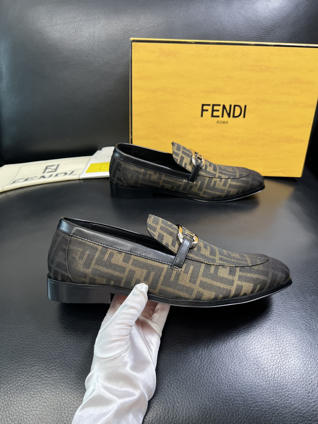 FENDI 高品质 顶级工艺品，芬迪 皮鞋专柜同步，原厂配置意大利进口牛皮飞织面料，进口牛皮内里垫，透气