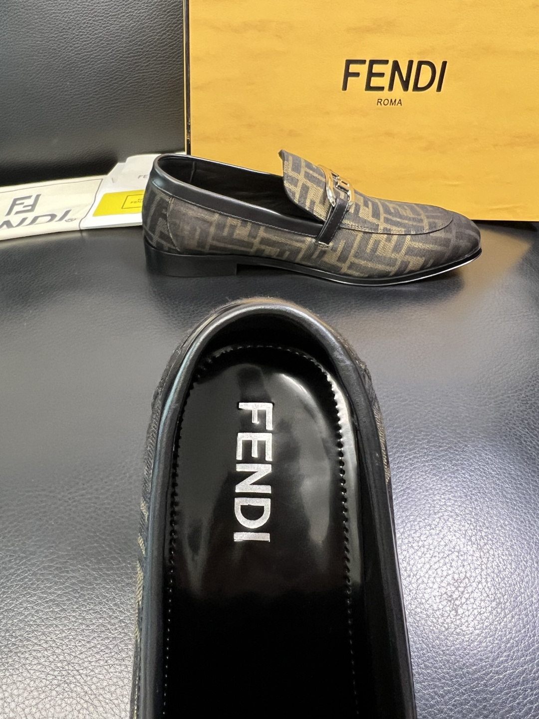 FENDI 高品质 顶级工艺品，芬迪 皮鞋专柜同步，原厂配置意大利进口牛皮飞织面料，进口牛皮内里垫，透气