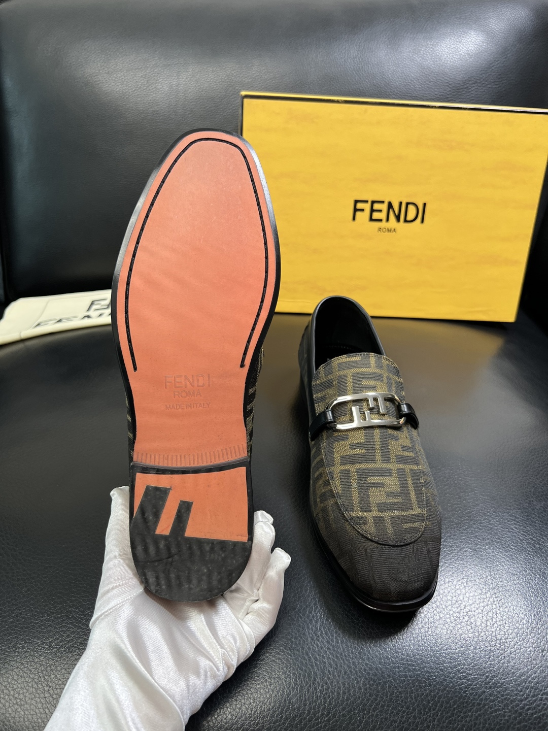FENDI 高品质 顶级工艺品，芬迪 皮鞋专柜同步，原厂配置意大利进口牛皮飞织面料，进口牛皮内里垫，透气