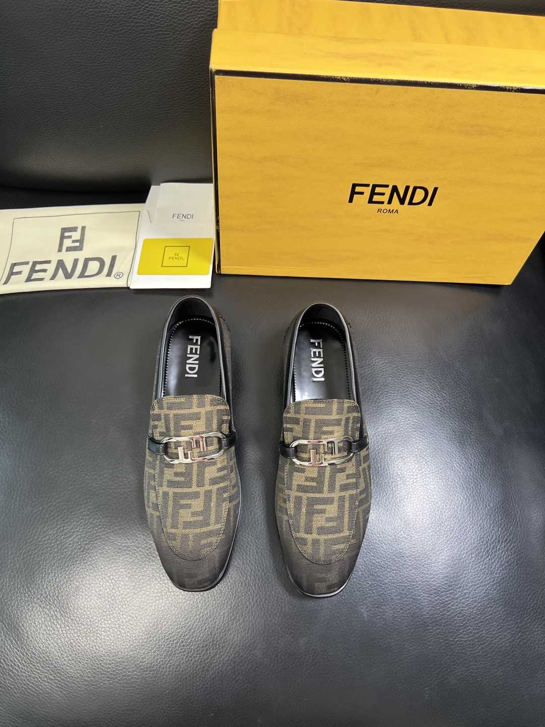 FENDI 高品质 顶级工艺品，芬迪 皮鞋专柜同步，原厂配置意大利进口牛皮飞织面料，进口牛皮内里垫，透气