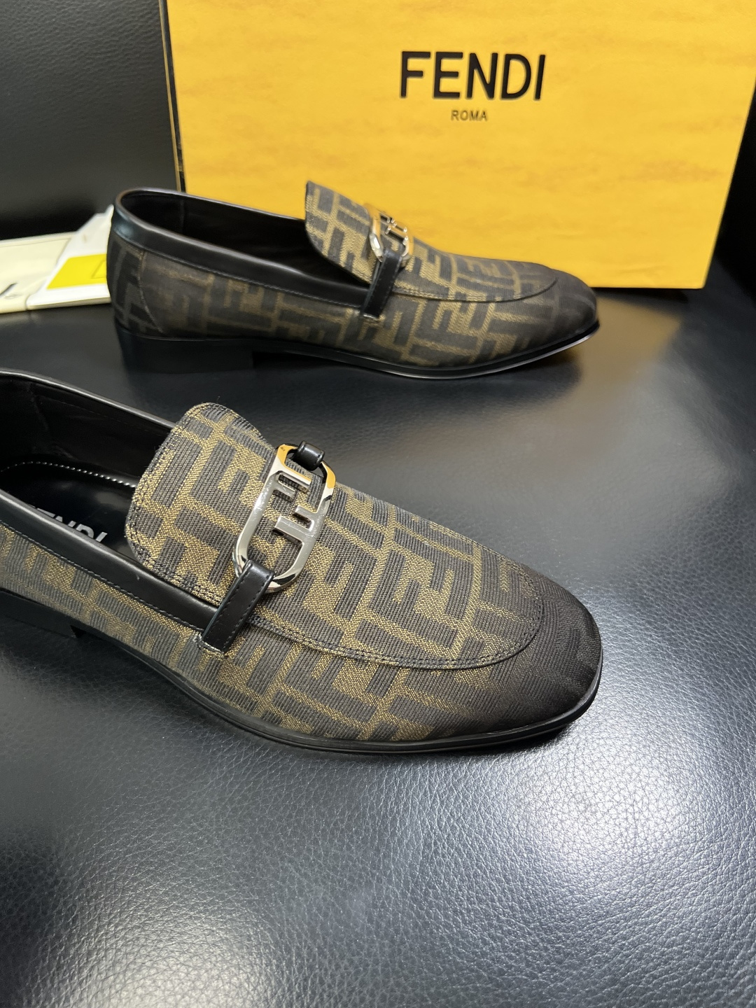 FENDI 高品质 顶级工艺品，芬迪 皮鞋专柜同步，原厂配置意大利进口牛皮飞织面料，进口牛皮内里垫，透气