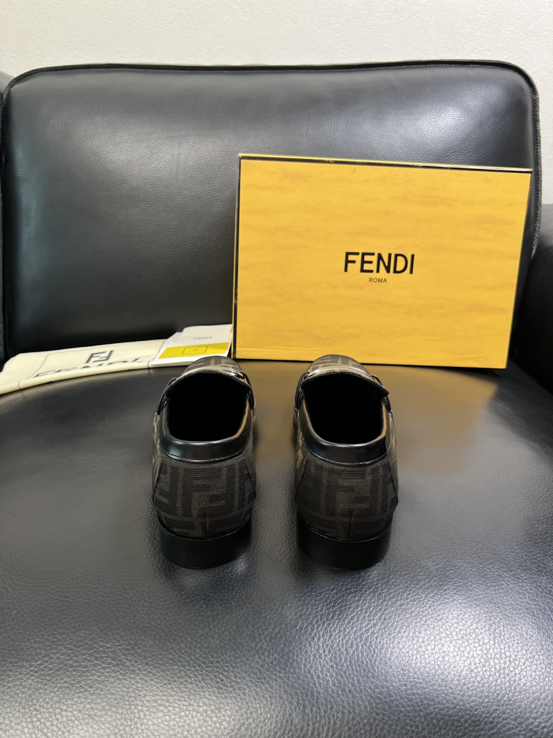 FENDI 高品质 顶级工艺品，芬迪 皮鞋专柜同步，原厂配置意大利进口牛皮飞织面料，进口牛皮内里垫，透气