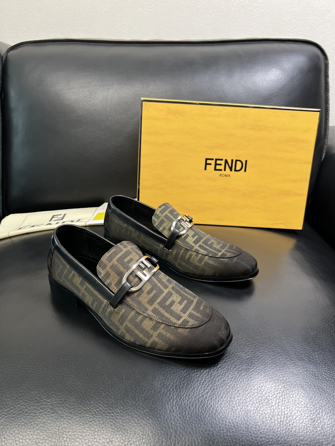FENDI 高品质 顶级工艺品，芬迪 皮鞋专柜同步，原厂配置意大利进口牛皮飞织面料，进口牛皮内里垫，透气