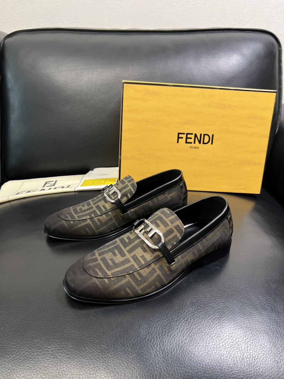 FENDI 高品质 顶级工艺品，芬迪 皮鞋专柜同步，原厂配置意大利进口牛皮飞织面料，进口牛皮内里垫，透气