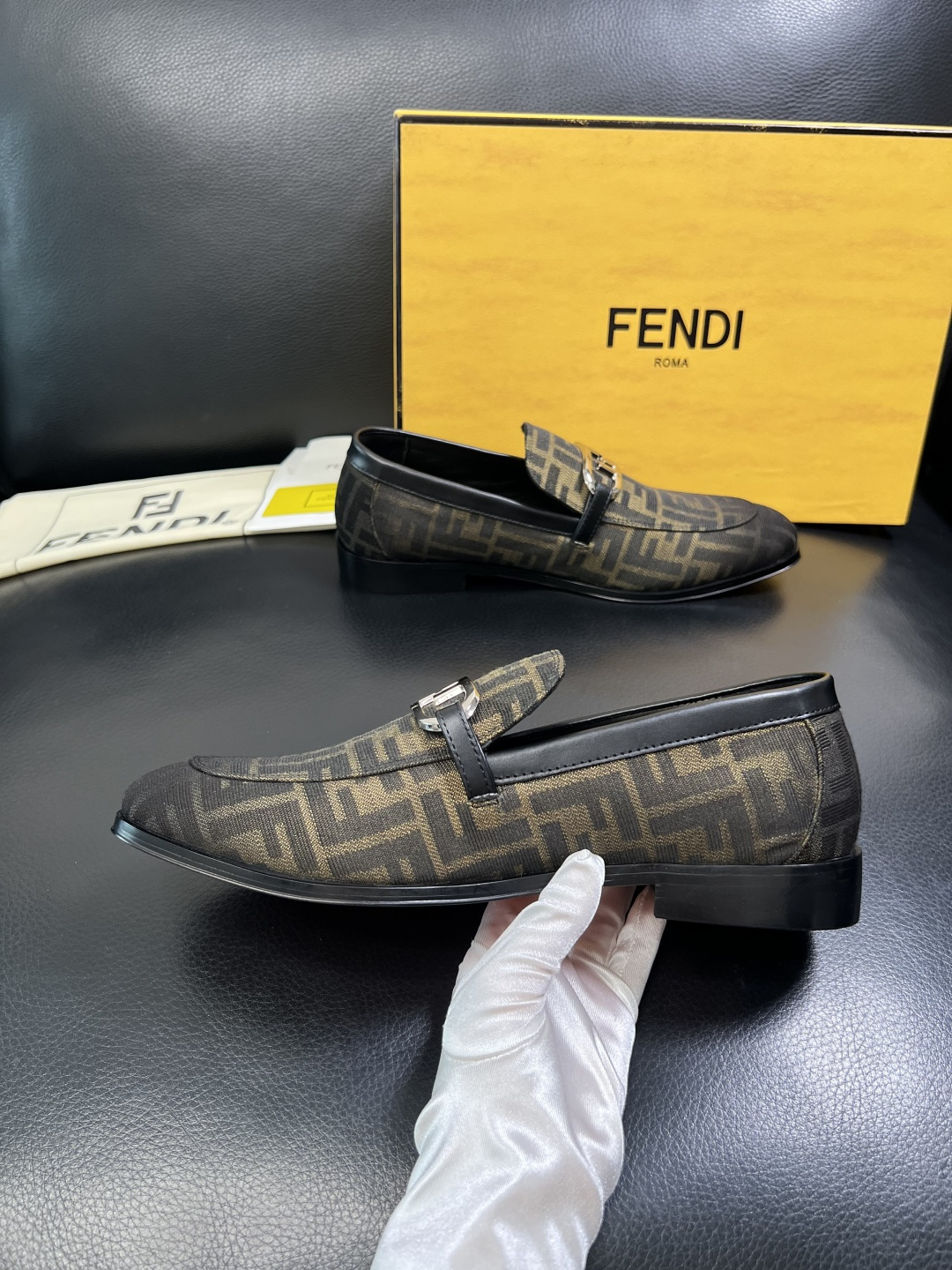 FENDI 高品质 顶级工艺品，芬迪 皮鞋专柜同步，原厂配置意大利进口牛皮飞织面料，进口牛皮内里垫，透气
