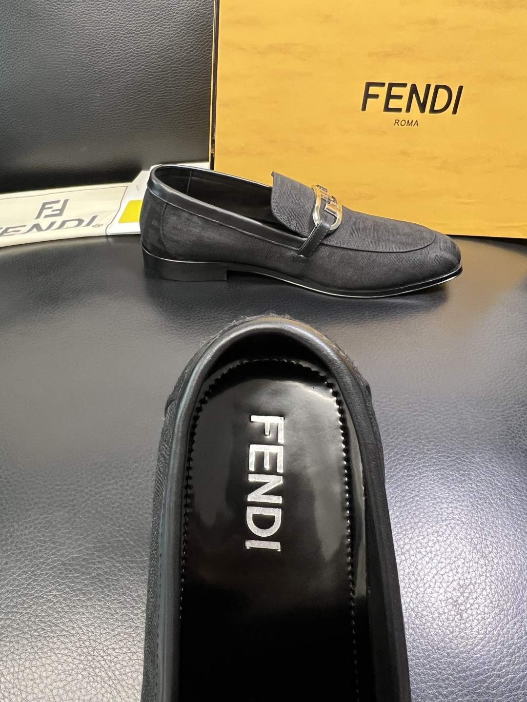 FENDI 高品质 顶级工艺品，芬迪 皮鞋专柜同步，原厂配置意大利进口牛皮飞织面料，进口牛皮内里垫，透气