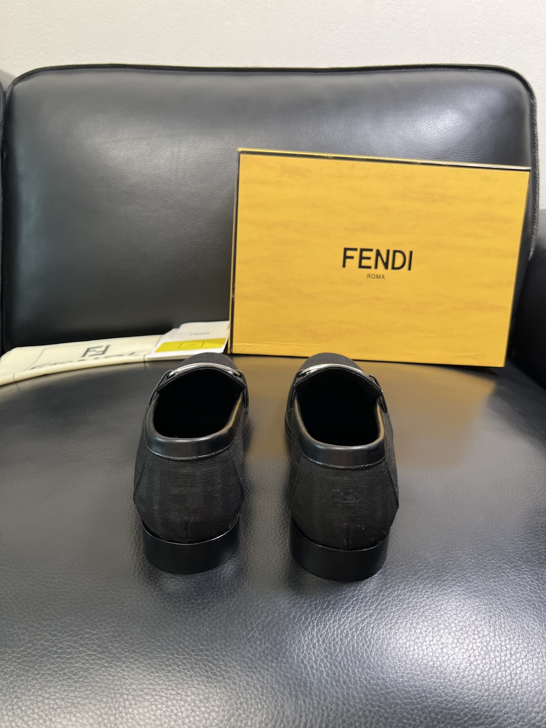 FENDI 高品质 顶级工艺品，芬迪 皮鞋专柜同步，原厂配置意大利进口牛皮飞织面料，进口牛皮内里垫，透气